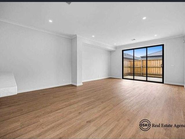 BRAND NEW LUXURY HOME IN TARNEIT PREMIUM UPGRADES, WIP & REFRIGERATED COOLING!
