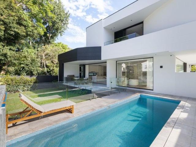 Brand new luxury home / poolside family entertainer