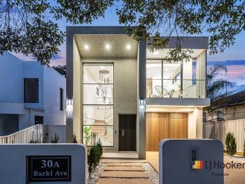 Brand New Luxury Home with Pool Studio 800m to Padstow Station