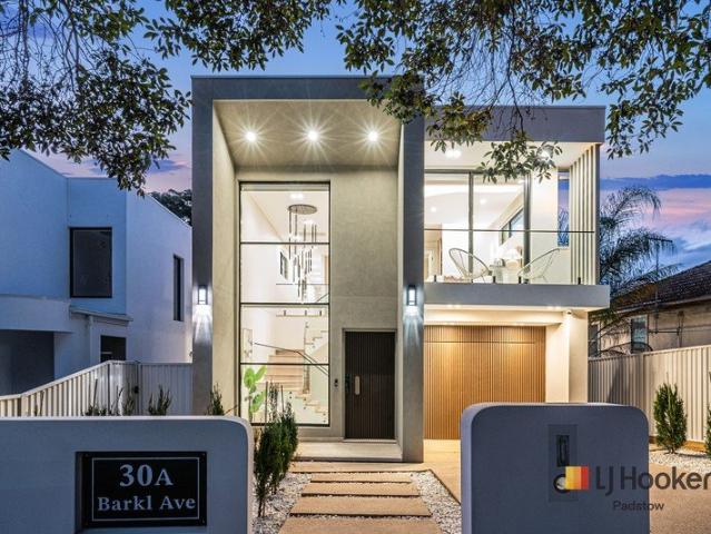 Brand New Luxury Home with Pool Studio 800m to Padstow Station