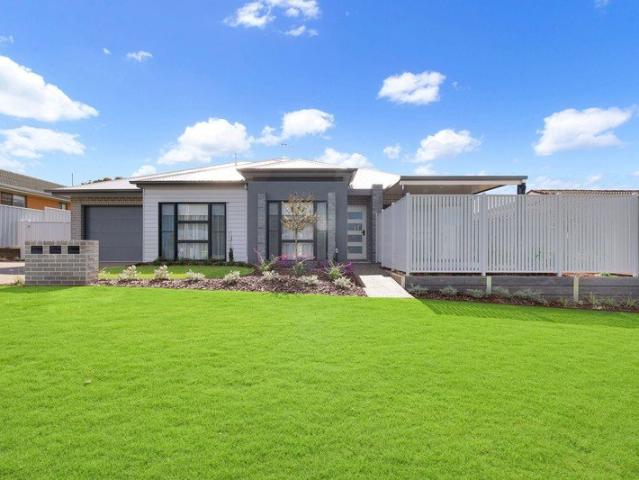 BRAND NEW LUXURY LIVING 9FT CEILINGS, DUCTED AIR & PRIVATE ENTERTAINING
