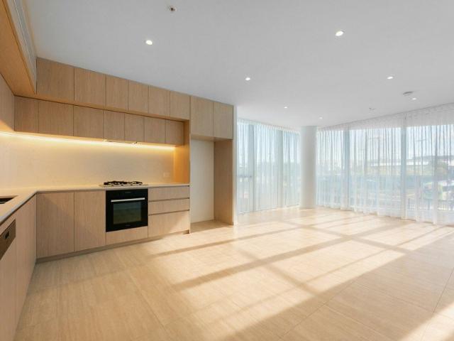 BRAND NEW LUXURY LIVING IN THE HEART OF ROBINA!