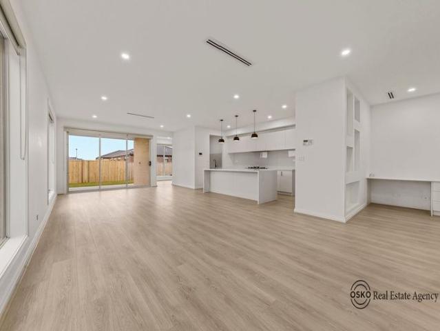 ✨ BRAND NEW LUXURY LIVING IN LARA 4 BED, 2 LIVING AREAS & STUDY NOOK! ✨