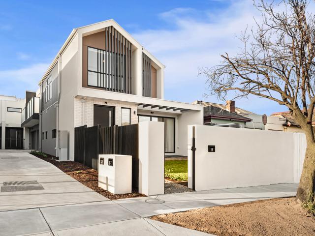 Brand New Luxury Townhouse in the Heart of Ormond
