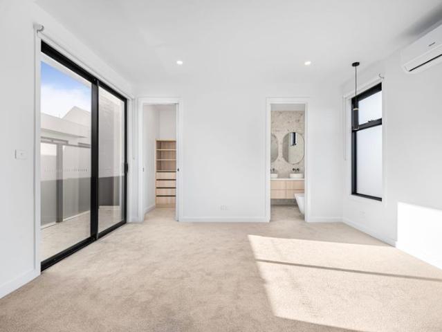 Brand New Luxury Townhouse in the Heart of Ormond