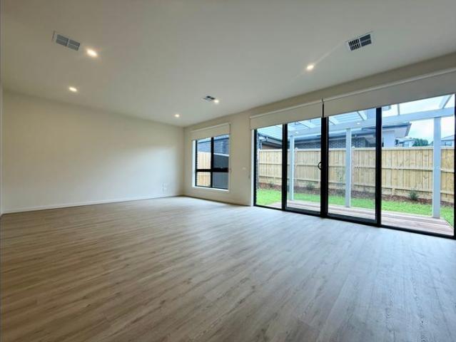 Brand New Luxury Townhouse in Prime Ringwood Location