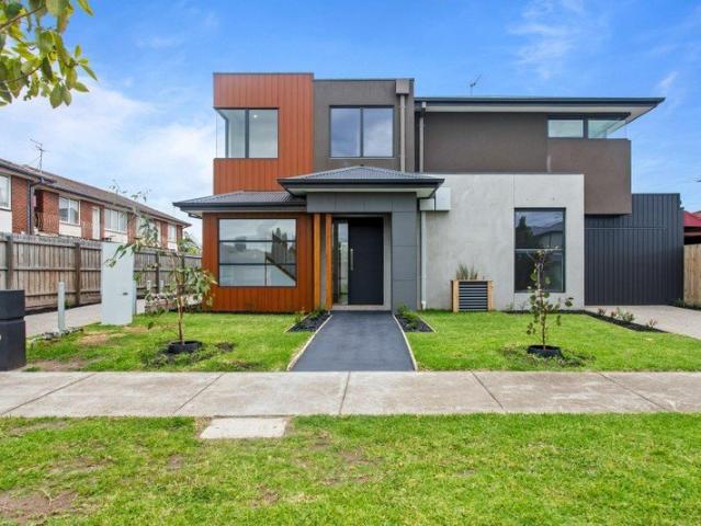 Brand New Luxury Townhouse Living Walk to the Beach