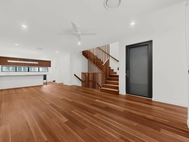 BRAND NEW LUXURY VILLA OVERLOOKING YERONGA MEMORIAL PARK. New Address 2/9 Currawong Crescent New Complex