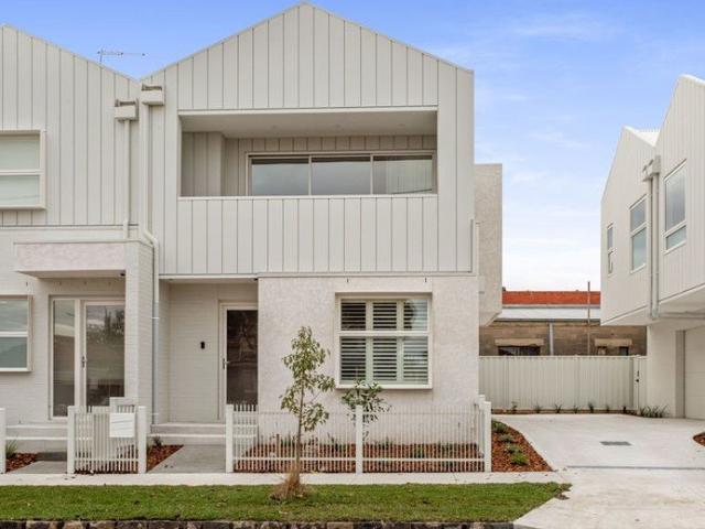 Brand New, Luxurious Townhouse