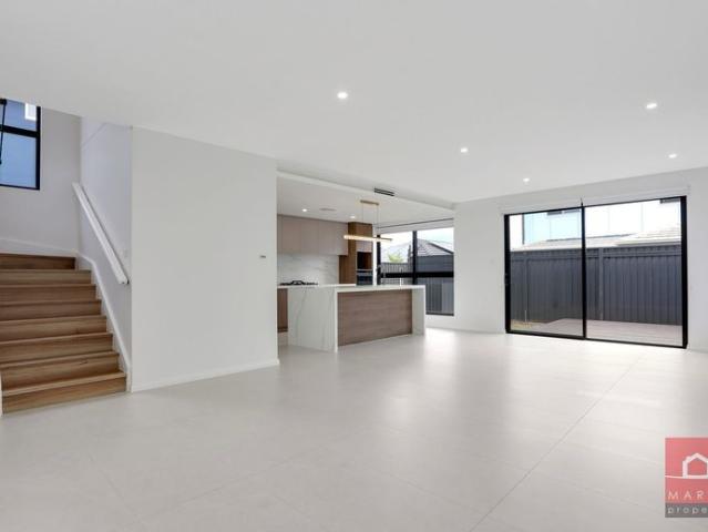Brand New Luxurious 5 Bedroom Home In Riverstone