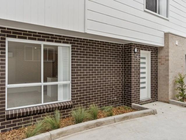 BRAND NEW MODERN AND STYLISH TOWNHOUSE PRIME MOUNT HUTTON POSITION