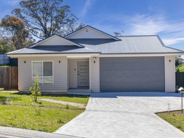 Brand New Modern Family Home 6 or 12 Month Lease