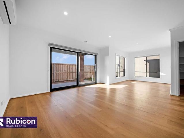 Brand New Modern Family Living in Lara