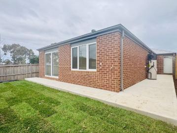 Brand new Modern Family Living in the Heart of Cranbourne East