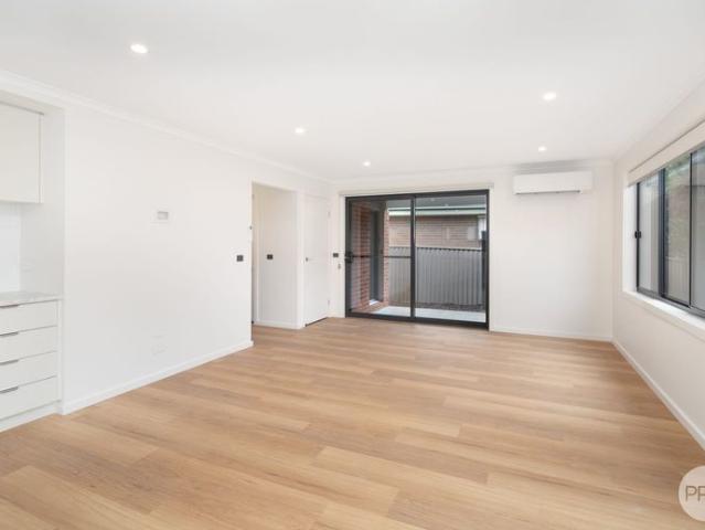 BRAND NEW, MODERN TOWNHOUSE, WALK TO SHOPS