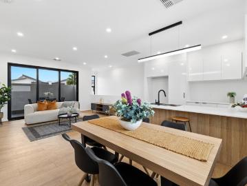 2 Homes Remain Brand New Open Plan Modern Townhouses