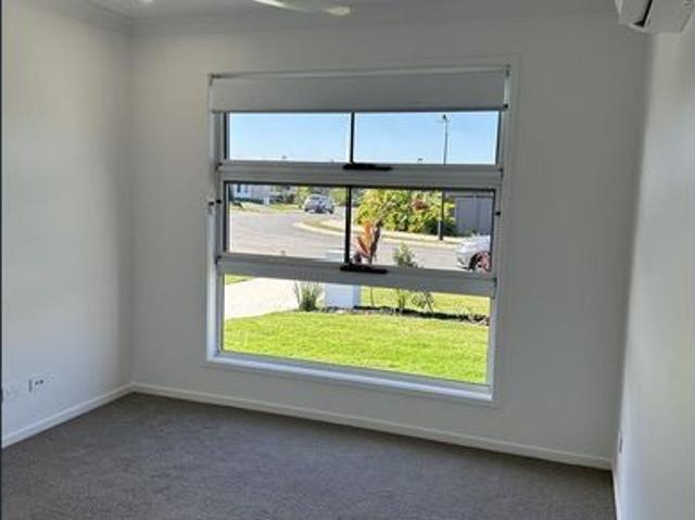 Brand New Modern 3 Bedroom House in Bellbird Park Stylish and Secure Living