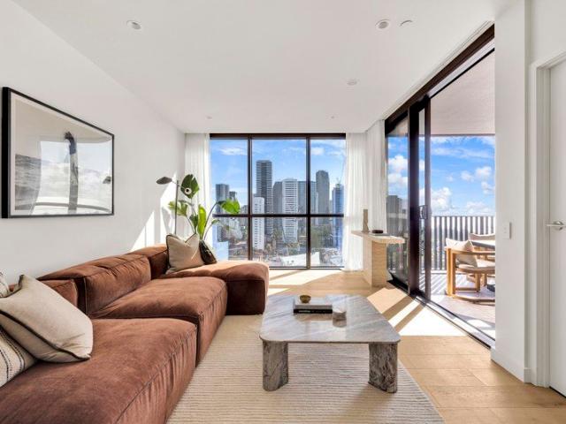 Brand new Mermaid Beach Apartment with City and Coastline Views