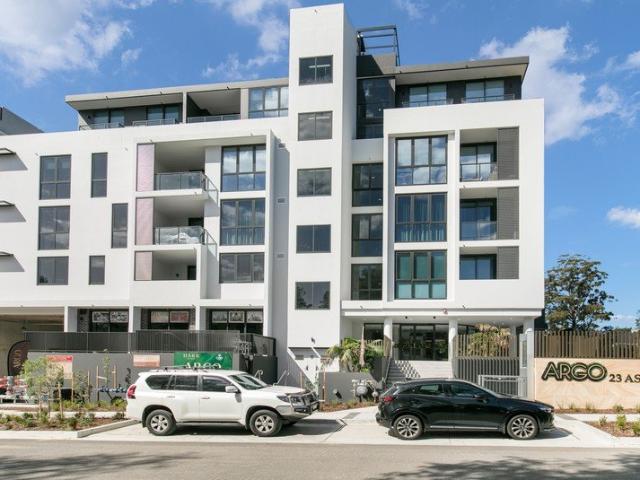 Brand New Sophisticated Apartment Living 350m Walk to Metro Station