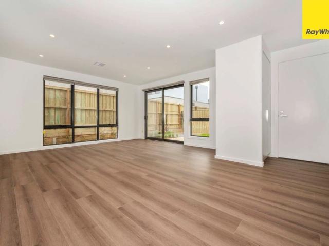 Brand New Simonds Home in the Prestigious Woodlea Estate