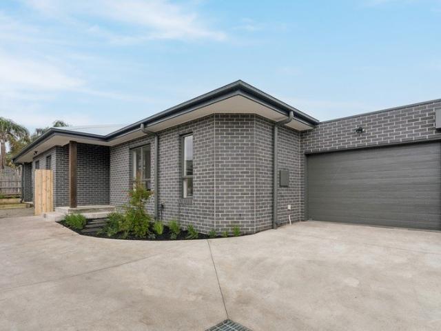 Brand New Single Level Living Style, Space & Storage in a Prime Rosebud Pocket