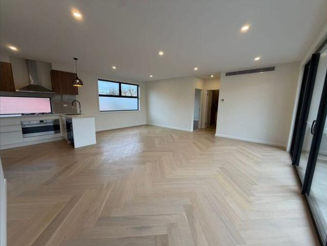 Brand new ！！！！！！ Spacious Ivanhoe Living