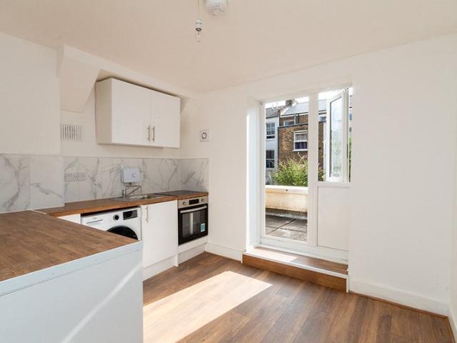 Brand New Studio Flat with Balcony in Queens Park