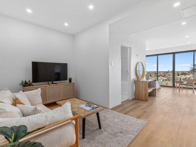 Brand New Studio 85m walk to Station