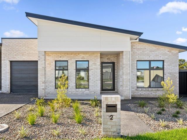 Brand New Stunning 3 Bedroom Single Level Unit