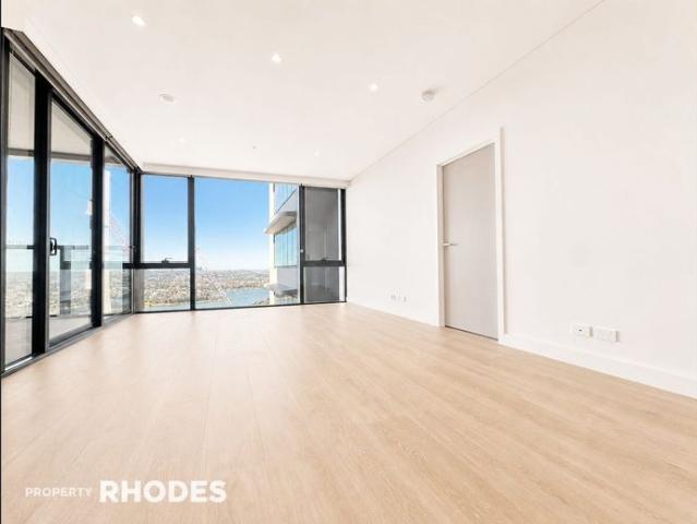 Brand new! Stunning Waterfront Residence with Panoramic City Views