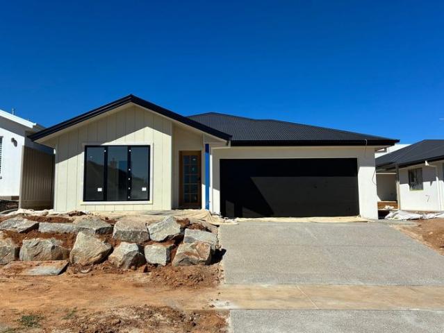 BRAND NEW STYLISH LIVING