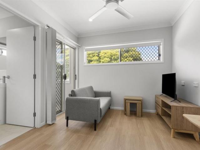 BRAND NEW ROOMY ASPLEY STUDIOS SUPERB LOCATION!