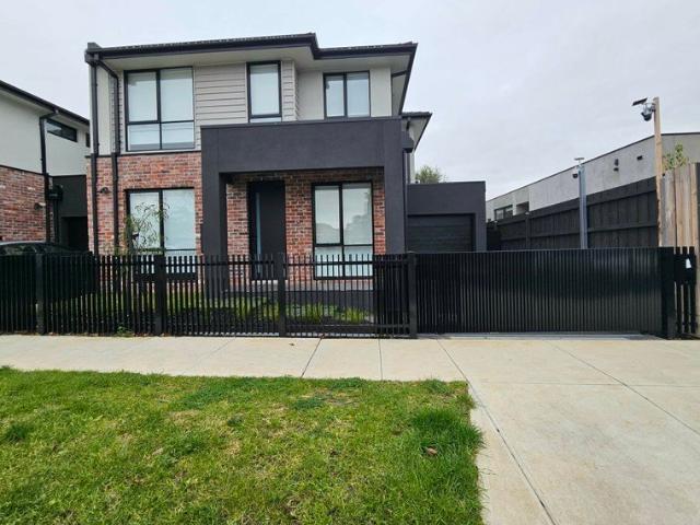 BRAND NEW RESIDENCE WITH OWN STREET FRONTAGE & SEPARATE STUDY OR SMALL 4TH BEDROOM