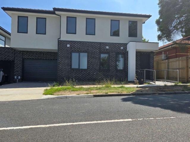 BRAND NEW TOWNHOUSE Furnished Room Available