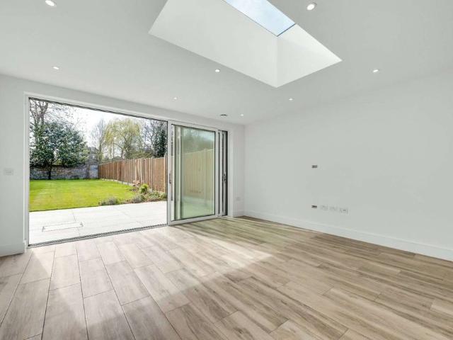 Brand new townhouse situated within a third of a mile of Hampton Court Station and Bridge Road with it's array of cafes, restaurants and shops