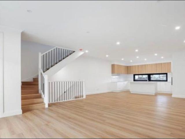 Brand new townhouse 3 minutes walk to Springvale Central, 8 minutes to Springvale Station