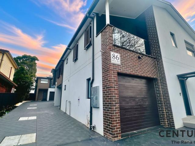 Brand New Townhouses for Rent – Just 13–15 Minutes Walk to Seven Hills Station!