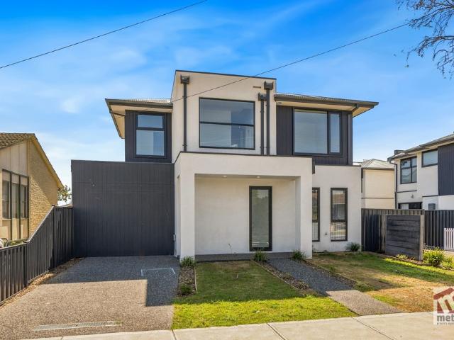 BRAND NEW THREE BEDROOM TOWNHOUSE WITH INDEPENDANT STREET FRONTAGE & PRIVATE DRIVEWAY!