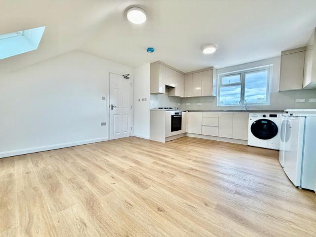 Brand New Three En Suites Flat Central Line Ealing