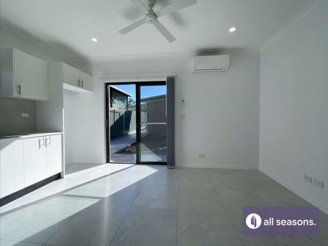 BRAND NEW & ULTRA MODERN 2 BED 2 BATH GRANNY FLAT WITH PARKING!