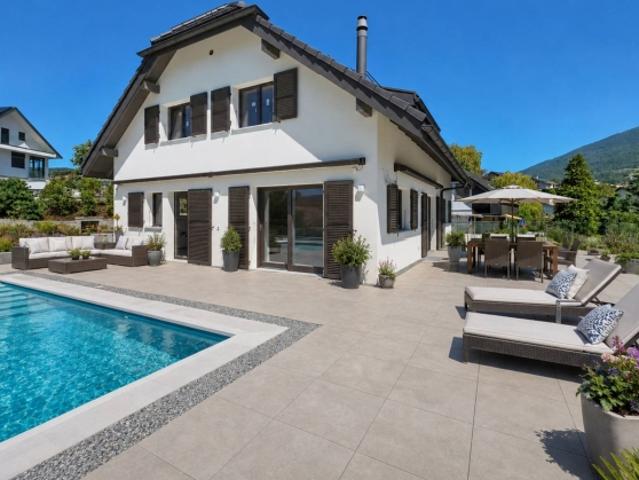Brandneue freistehende Villa mit Pool und herrlichem Seeblick