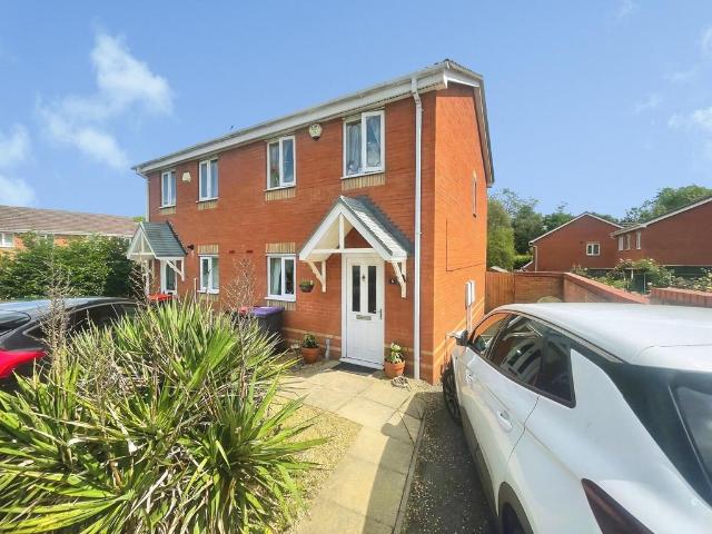 Brandon Avenue, Telford TF5 2 bed semi detached house to rent £900 pcm £208 pw