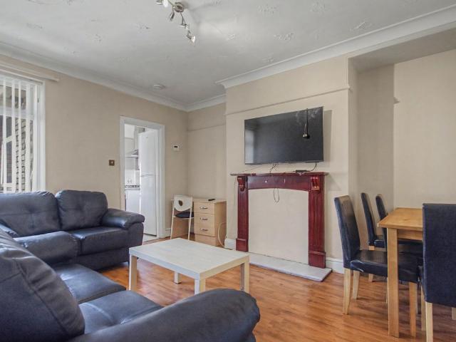 Brandon Grove, Newcastle Upon Tyne, Tyne And Wear NE2, 3 bed flat to rent, £1,560 pcm | PrimeLocation