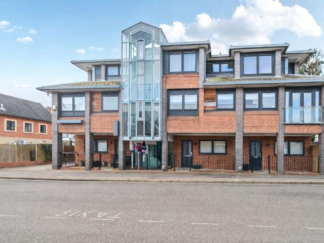 Branksomewood Road, Fleet, Hampshire GU51, 2 bed flat to rent, £1,350 pcm | PrimeLocation