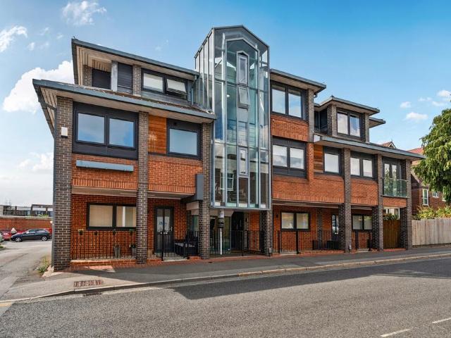 Branksomewood Road, Hampshire GU51 1 bed flat to rent £1,150 pcm £265 pw