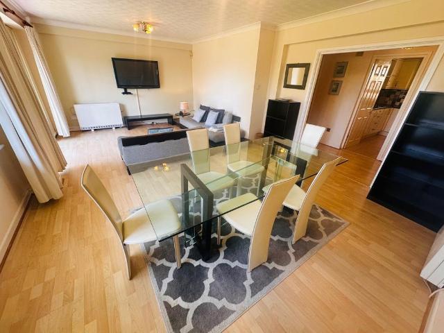 Branksome Wood Road, Bournemouth, BH2 2 bed flat to rent £1,450 pcm £335 pw