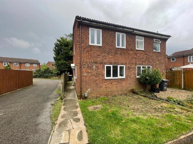 Branton Close, Luton, Bedfordshire, LU2 3 bed semi detached house to rent £1,500 pcm £346 pw