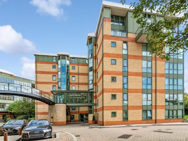 Brasenose Drive, Barnes, London, SW13 2 bed flat to rent £3,500 pcm £808 pw