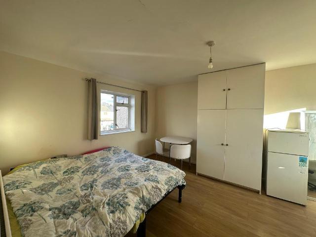 Brassie Avenue, London, W3 7DE 1 bed in a house share to rent £850 pcm £196 pw
