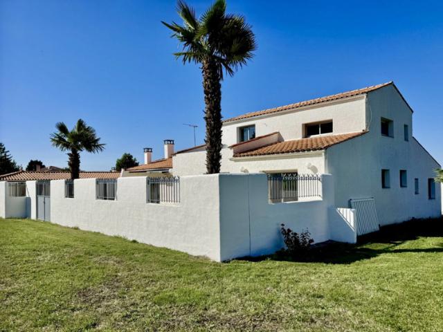 Breuillet – Élégante villa avec piscine, volumes et luminosi